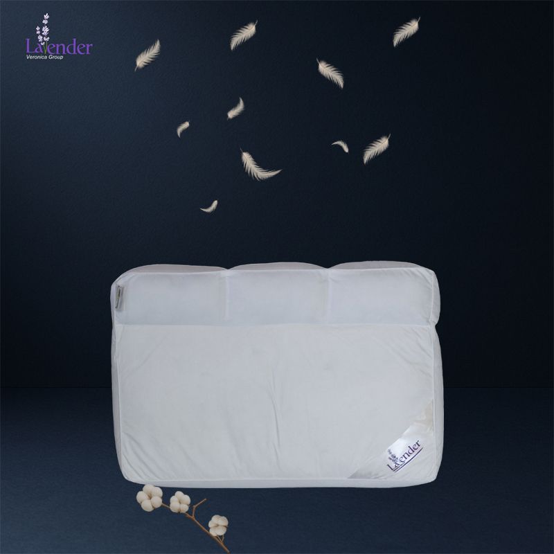 بالش پر و الیاف دوکاره ورونیکا روی تخت خواب